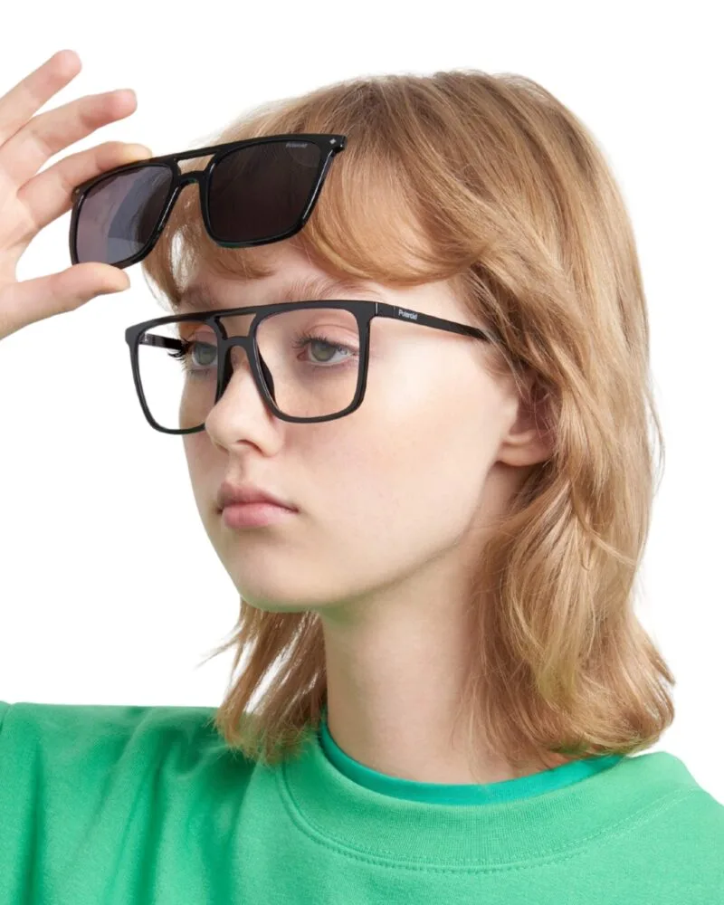 Lunettes optiques carrées noires Polaroid PLD6166CS avec leur clip-on solaire polarisé magnétique détaché au premier plan.