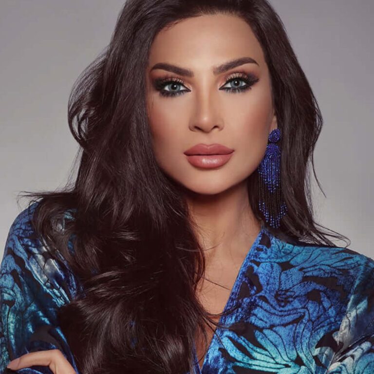 Visuel officiel de campagne de la collection Bella Glow Navy Gray avec zoom sur l'œil.
