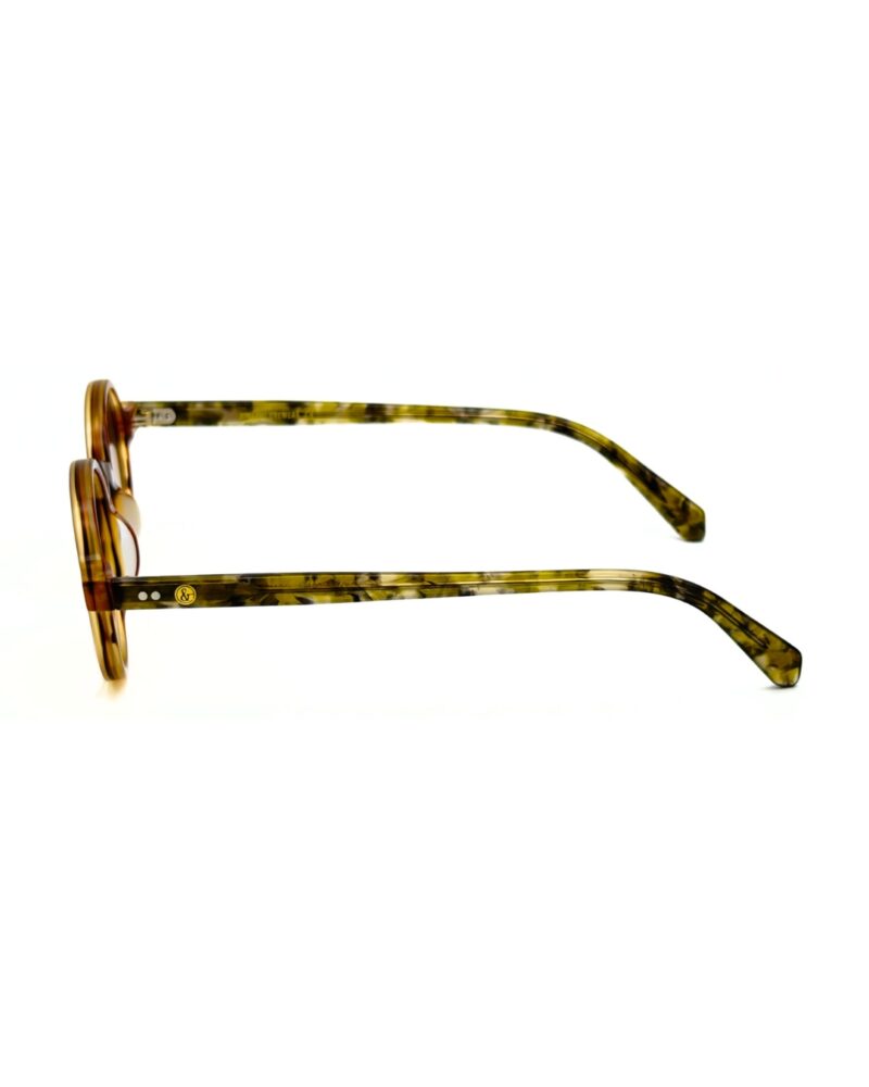 Lunettes de soleil rondes JOW and BRO DJ9143 en acétate écaille de tortue miel ambrée avec branches marbrées et verres dégradés bruns.