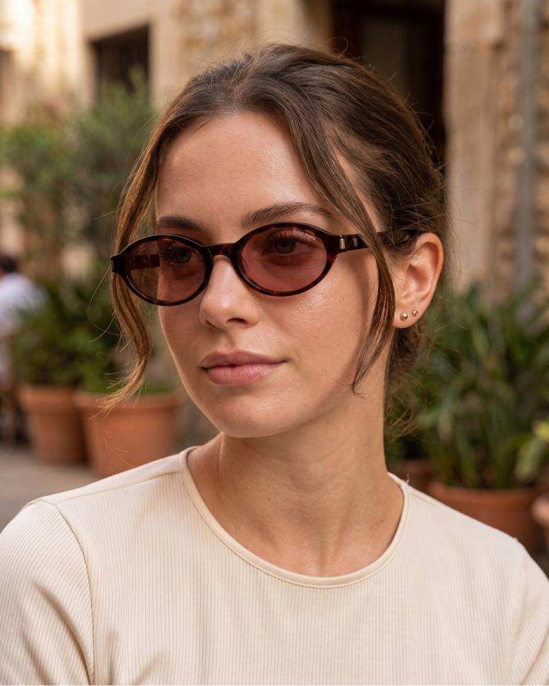 Mannequin femme portant la monture solaire BLUE EYES AT1148 en écaille tortoise havane foncée avec verres rose terracotta