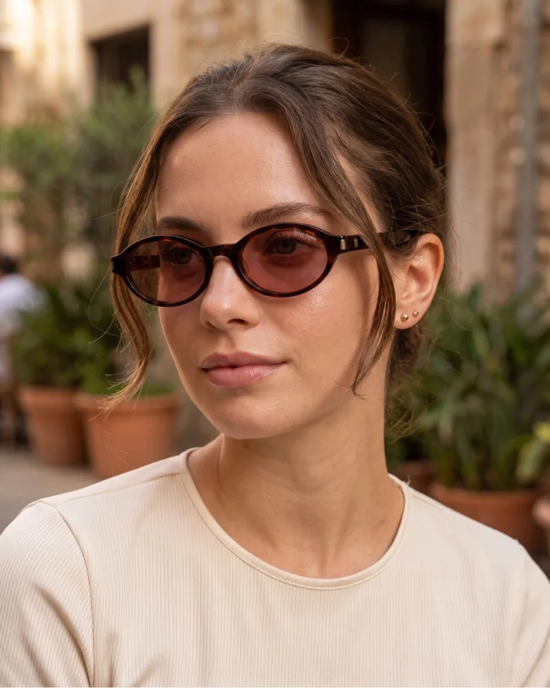 Mannequin femme portant la monture solaire BLUE EYES AT1148 en écaille tortoise havane foncée avec verres rose terracotta