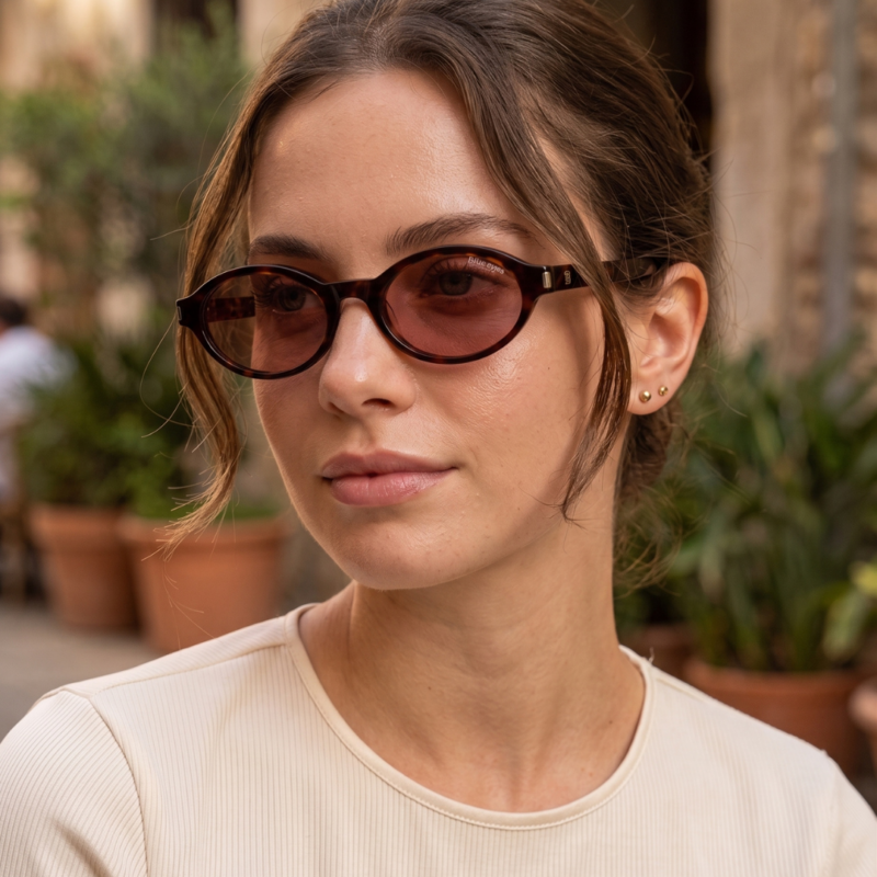 Mannequin femme portant la monture solaire BLUE EYES AT1148 en écaille tortoise havane foncée avec verres rose terracotta