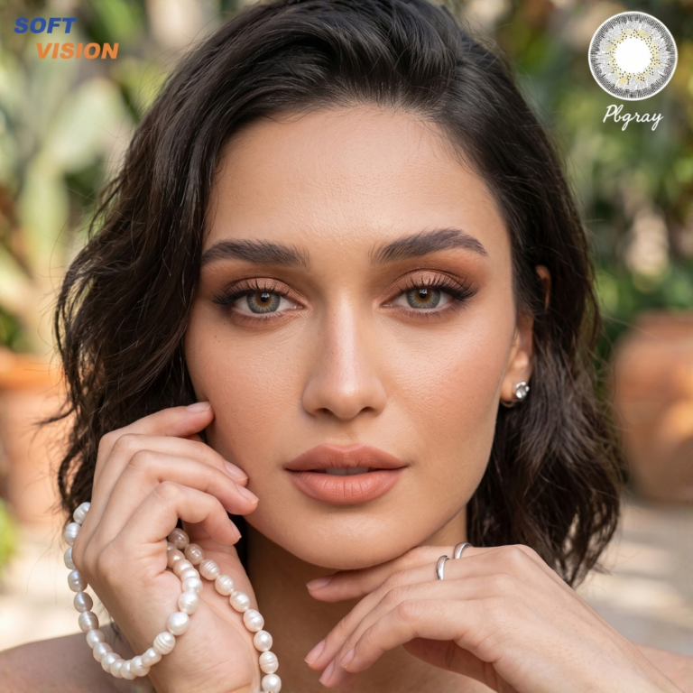 Portrait d'une femme portant les lentilles de contact grises SOFT VISION PB GRAY avec un collier de perles chez AZZABI OPTIC