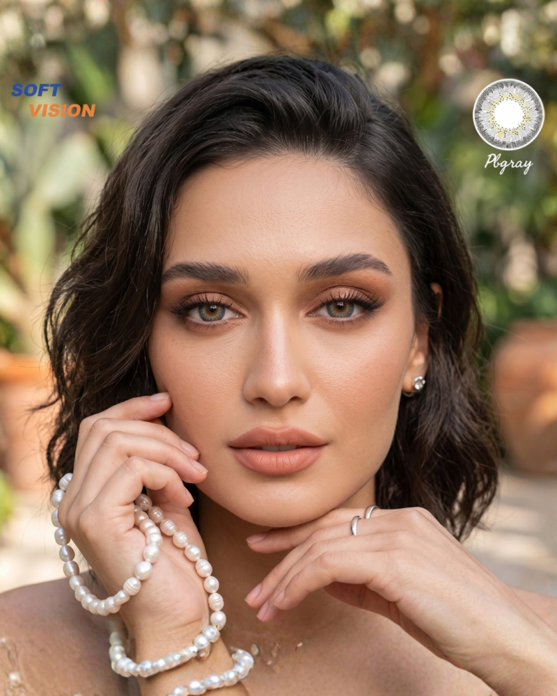 Portrait d'une femme portant les lentilles de contact grises SOFT VISION PB GRAY avec un collier de perles chez AZZABI OPTIC