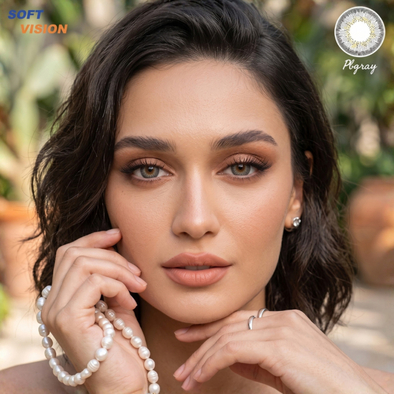 Portrait d'une femme portant les lentilles de contact grises SOFT VISION PB GRAY avec un collier de perles chez AZZABI OPTIC