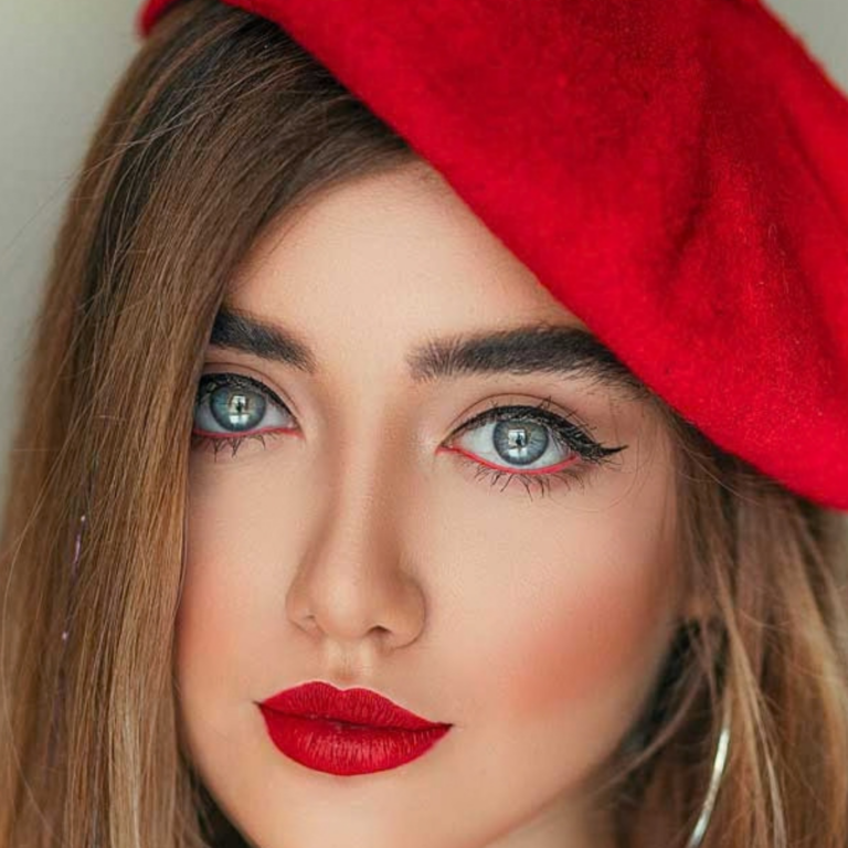 Femme portant des lentilles de contact souples turquoise Soft Vision F-Turquoise soulignant l'intensité de son regard