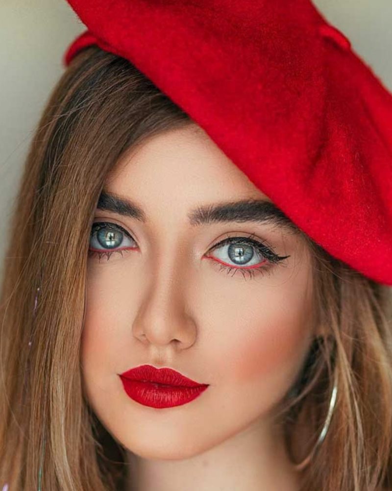 Femme portant des lentilles de contact souples turquoise Soft Vision F-Turquoise soulignant l'intensité de son regard