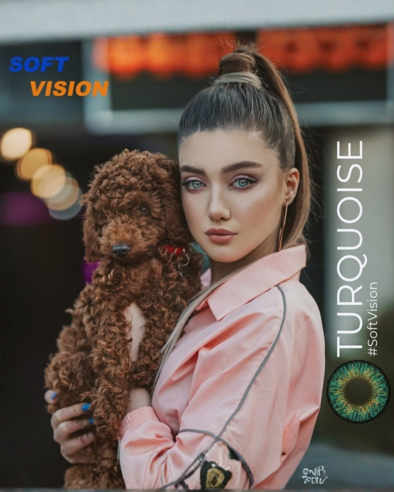 Affiche Soft Vision Turquoise présentant le modèle porté et la structure graphique détaillée de la lentille souple
