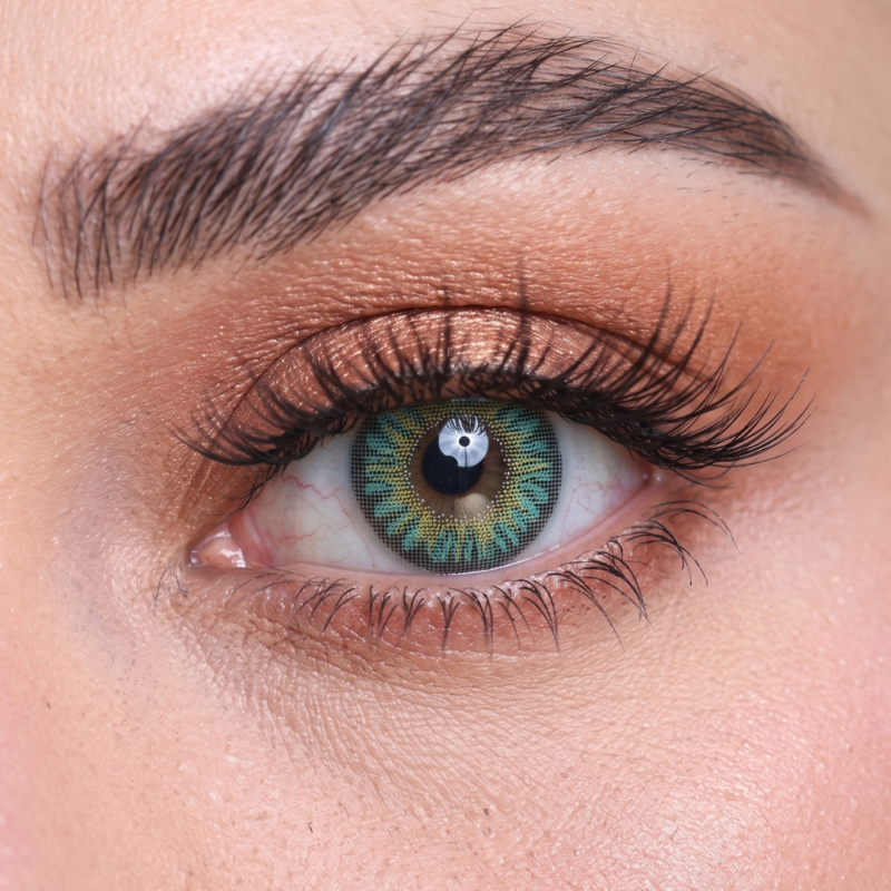 Gros plan macro détaillé d'un iris portant la lentille turquoise Soft Vision F-Turquoise révélant les micro-motifs lagon et le centre noisette