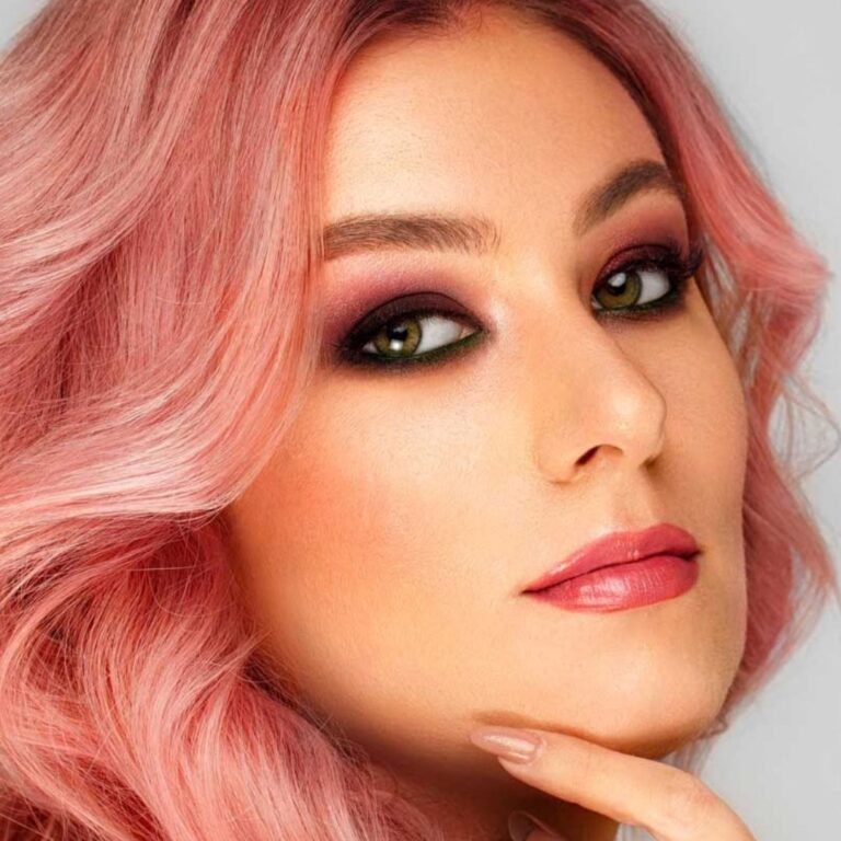 Nuance et éclat des lentilles vertes Soft Vision F-Green avec maquillage prononcé