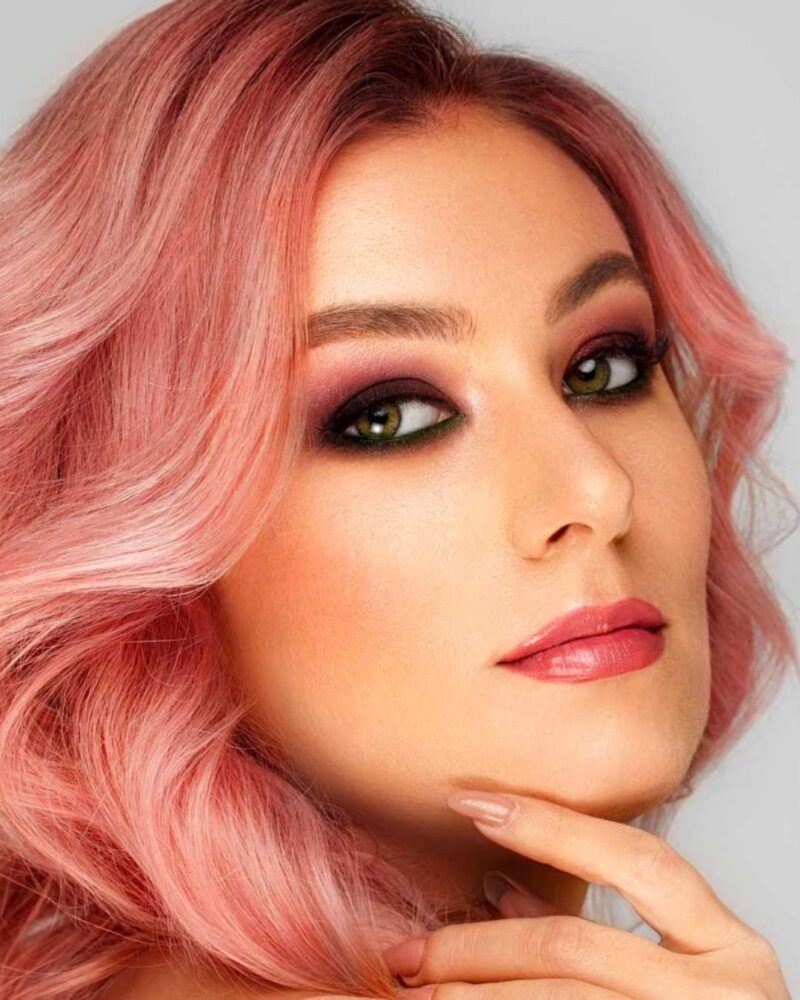 Nuance et éclat des lentilles vertes Soft Vision F-Green avec maquillage prononcé
