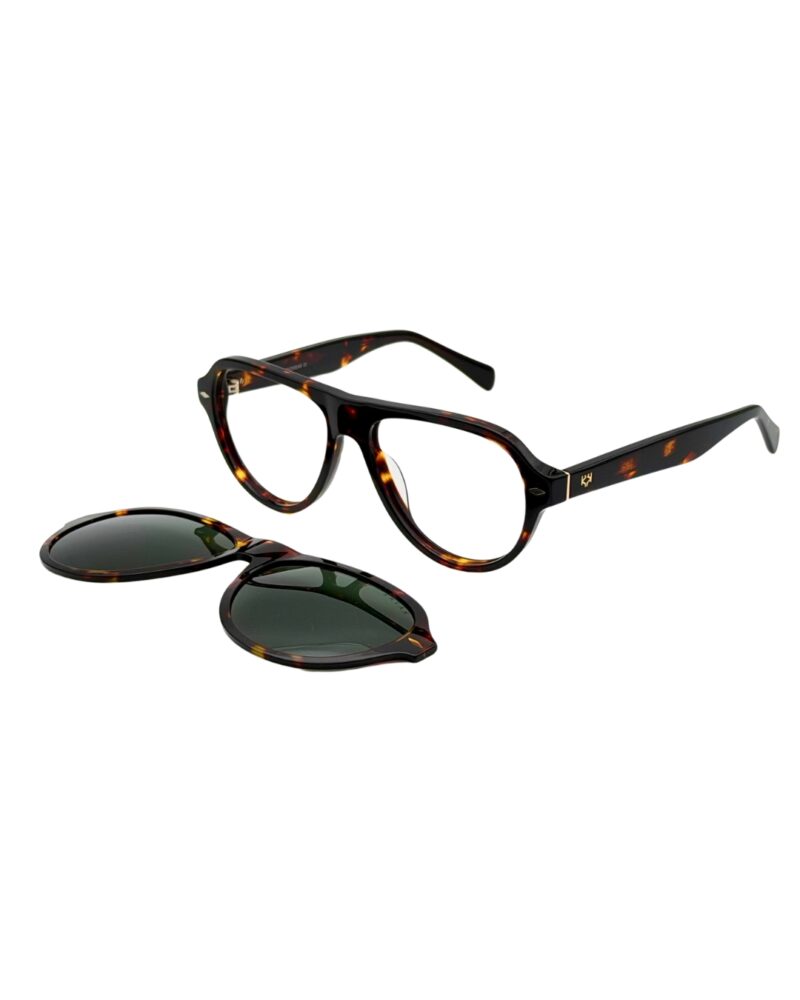 Lunettes de vue KAVAK KV6001 C2 en acétate écaille foncée présentées de trois quarts avec leur clip solaire magnétique détaché au premier plan