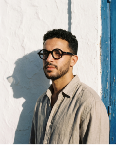 Homme portant les lunettes de vue rondes BERGAMOT Punch noires en acétate.