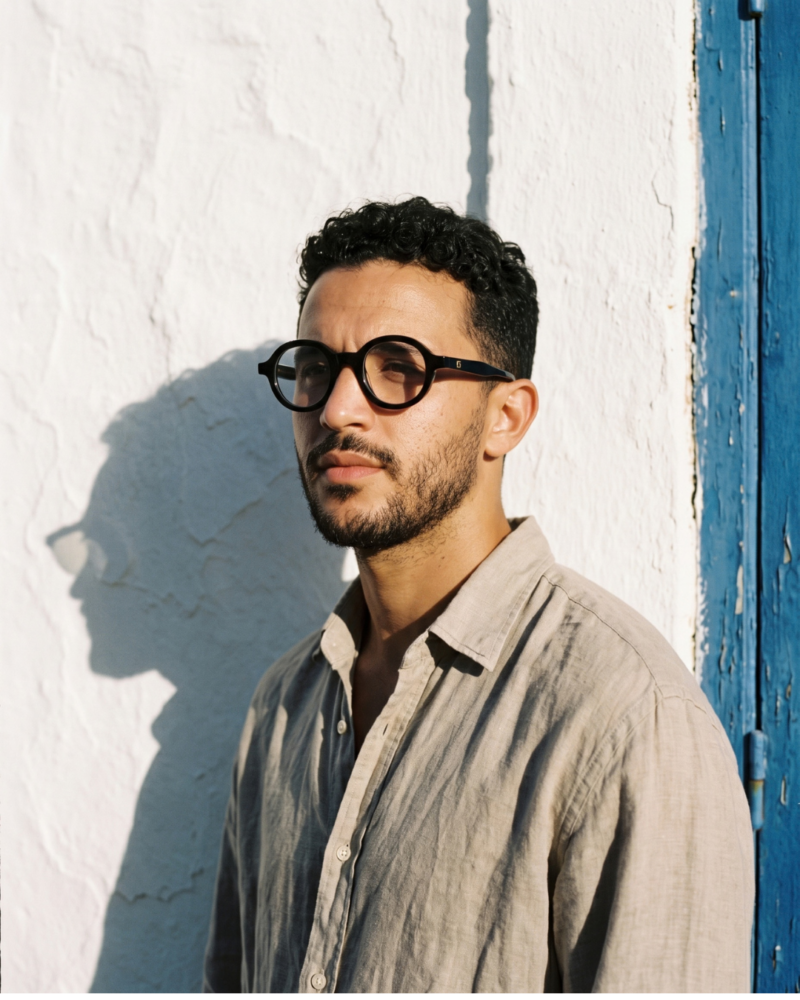 Homme portant les lunettes de vue rondes BERGAMOT Punch noires en acétate.