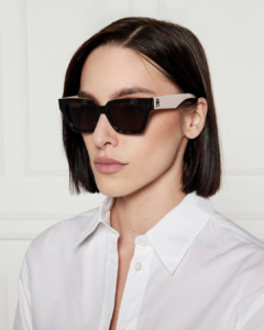 Modèle femme portant les lunettes de soleil bicolores Tommy Hilfiger TH 2101/S chez AZZABI OPTIC