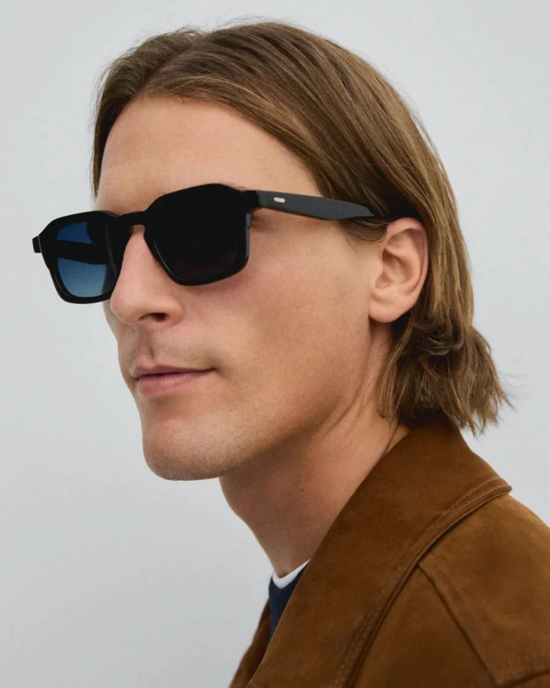 Mannequin portant les Lunettes de soleil GIGI STUDIOS GS7014 JONAS noires verres bleus dégradés