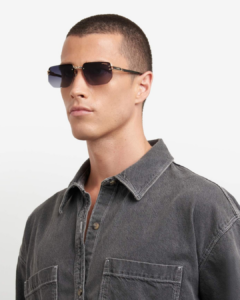 Homme portant les lunettes de soleil Carrera 1070/S percées rectangulaires style urbain chic