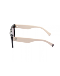 Profil des lunettes solaires Tommy Hilfiger TH 2101/S avec branche claire et détail signature tricolore au manchon