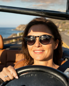 Lunettes de soleil Carrera 301/S Noir Femme - Confort de Conduite & Style Femme au volant portant les Lunettes de soleil Carrera 301/S noires rondes avec verres dégradés