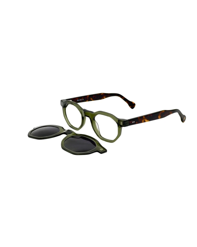 Ensemble 2-en-1 lunettes de vue clip on Tunisie Blue Eyes BE5010 : monture vert translucide posée à côté de son clip solaire noir amovible.