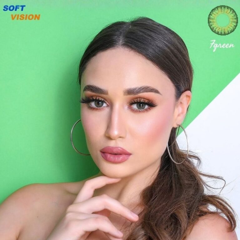 Modèle portant les lentilles vertes Soft Vision F-Green avec vignette du motif