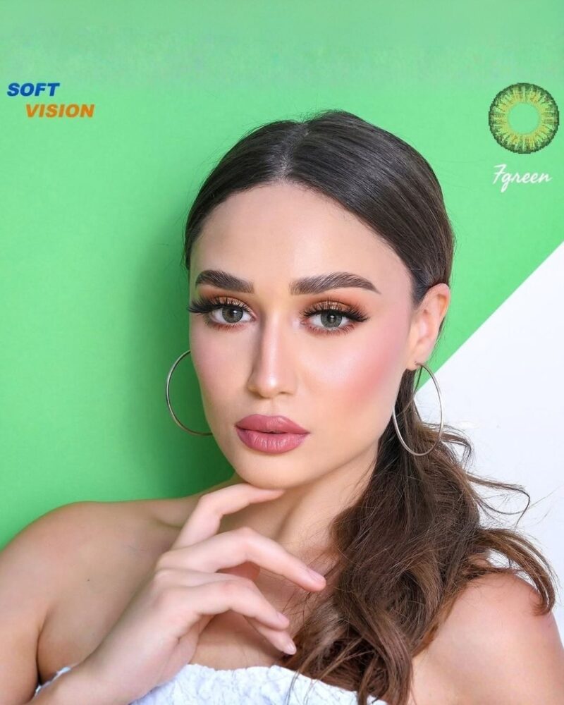Modèle portant les lentilles vertes Soft Vision F-Green avec vignette du motif