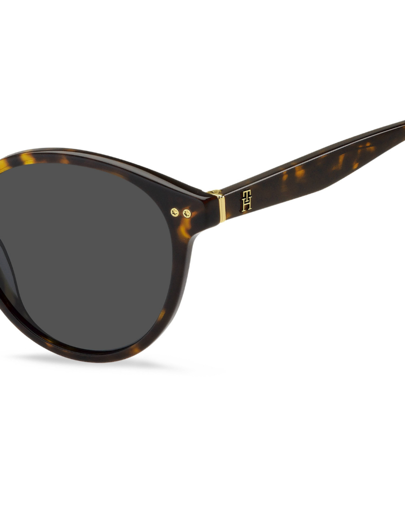 Détail charnière bague dorée monogramme TH et rivets face lunettes Tommy Hilfiger TH2159/S