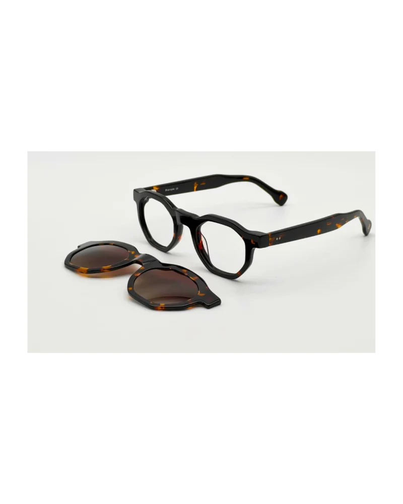 Kit lunettes de vue clip on Blue Eyes BE5010 Noir et Écaille présenté avec son clip solaire détachable posé à côté.
