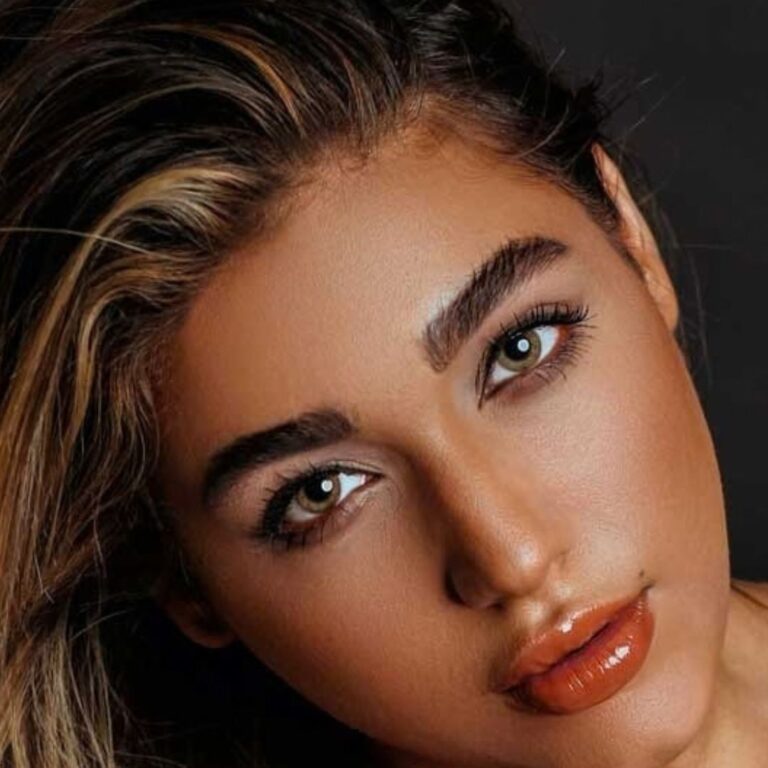Gros plan visage femme aux yeux noisette miel avec les lentilles de contact Soft Vision Pure Hazel AZZABI OPTIC