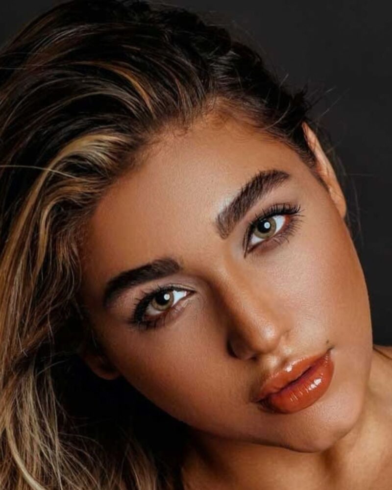 Gros plan visage femme aux yeux noisette miel avec les lentilles de contact Soft Vision Pure Hazel AZZABI OPTIC