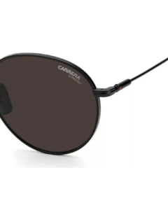 Détail charnière en titane noir avec touche rouge et gravure Carrera UV Protect sur verre 246/S