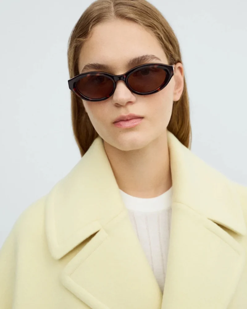 Lunettes de soleil GIGI STUDIOS MILA portées par une femme vue rapprochée visage