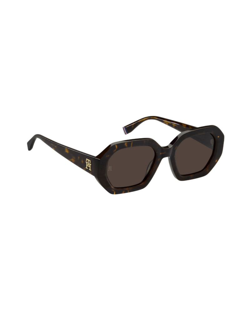 Gros plan du monogramme TH en métal doré sur branche écaille Tommy Hilfiger TH 2155/S