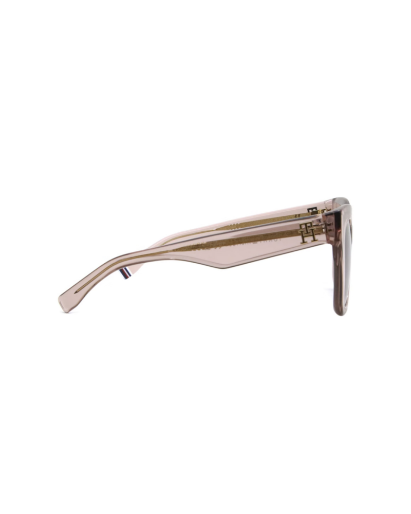 Détail monogramme doré TH et armature métallique sur branche translucide TH 2051/S