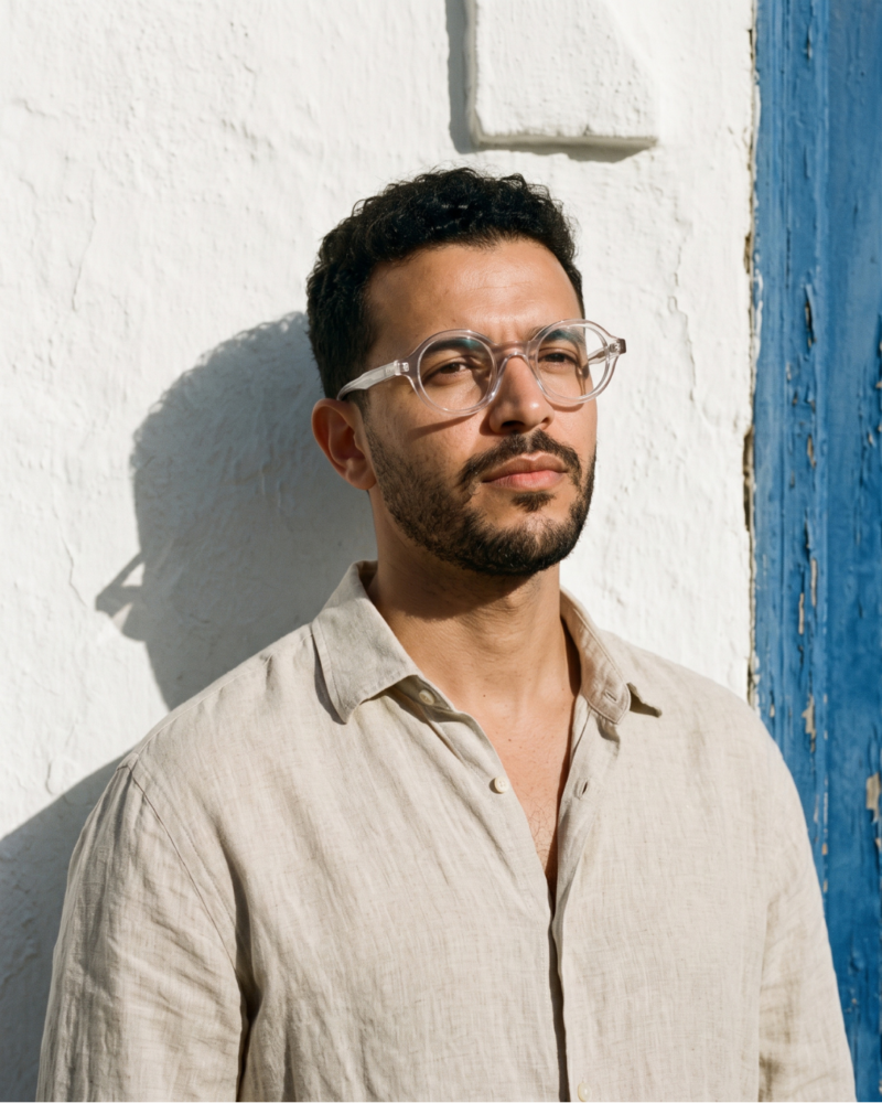 Homme portant les lunettes de vue pantos BERGAMOT Punch en acétate transparent.