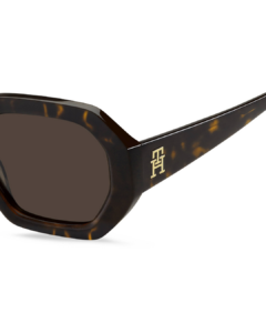 Gros plan du monogramme TH en métal doré sur branche écaille Tommy Hilfiger TH 2155/S