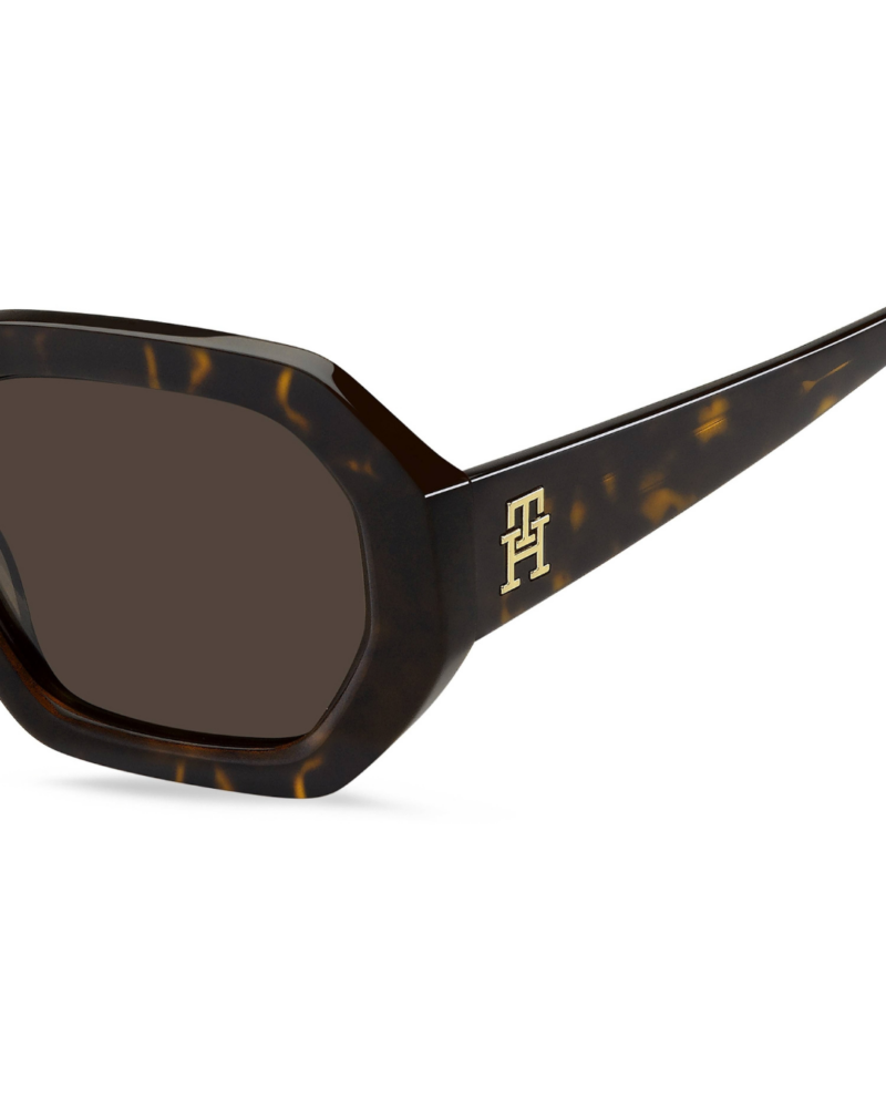Gros plan du monogramme TH en métal doré sur branche écaille Tommy Hilfiger TH 2155/S