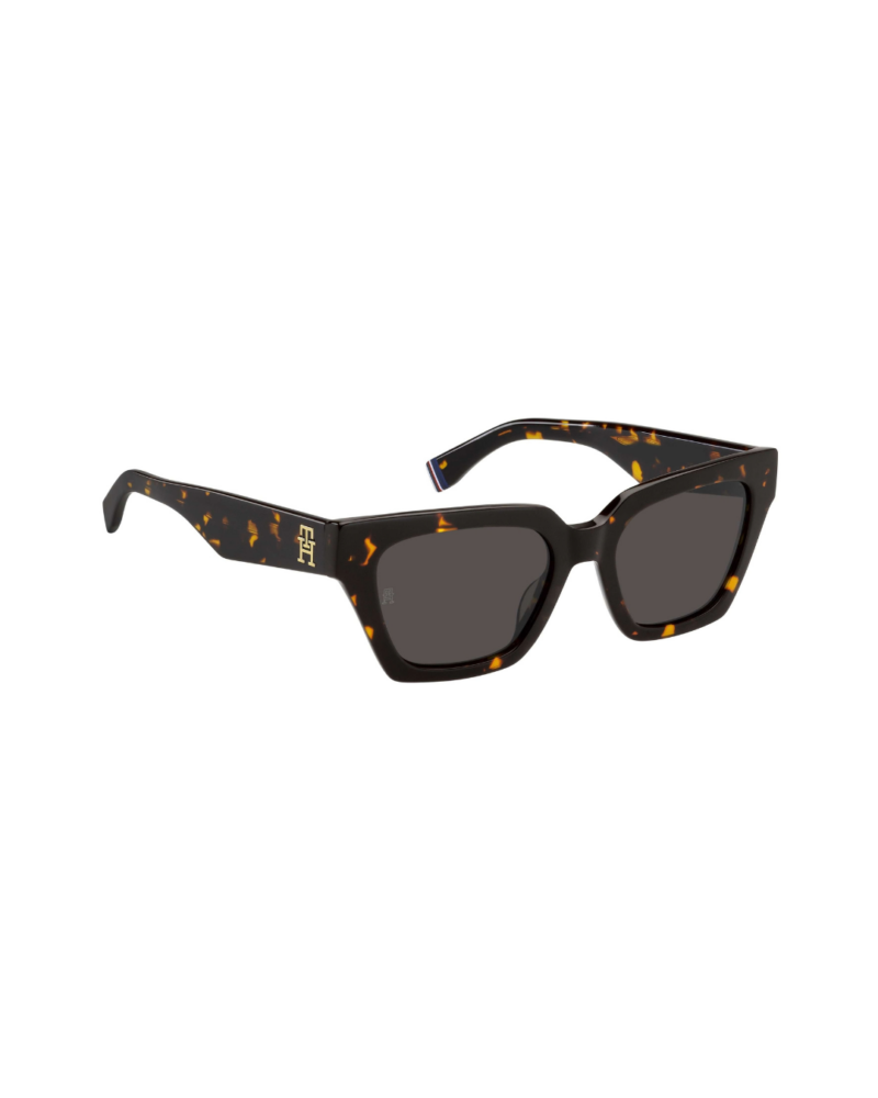 Modèle femme portant les lunettes de soleil Tommy Hilfiger TH 2101/S monture écaille