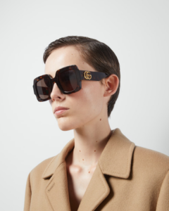 Femme portant les lunettes de soleil Gucci GG1547S 002 marron écaille look chic