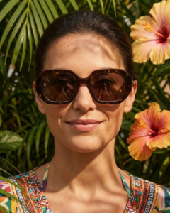 Femme portant les lunettes de soleil géométriques écaille Tommy Hilfiger TH 2155/S