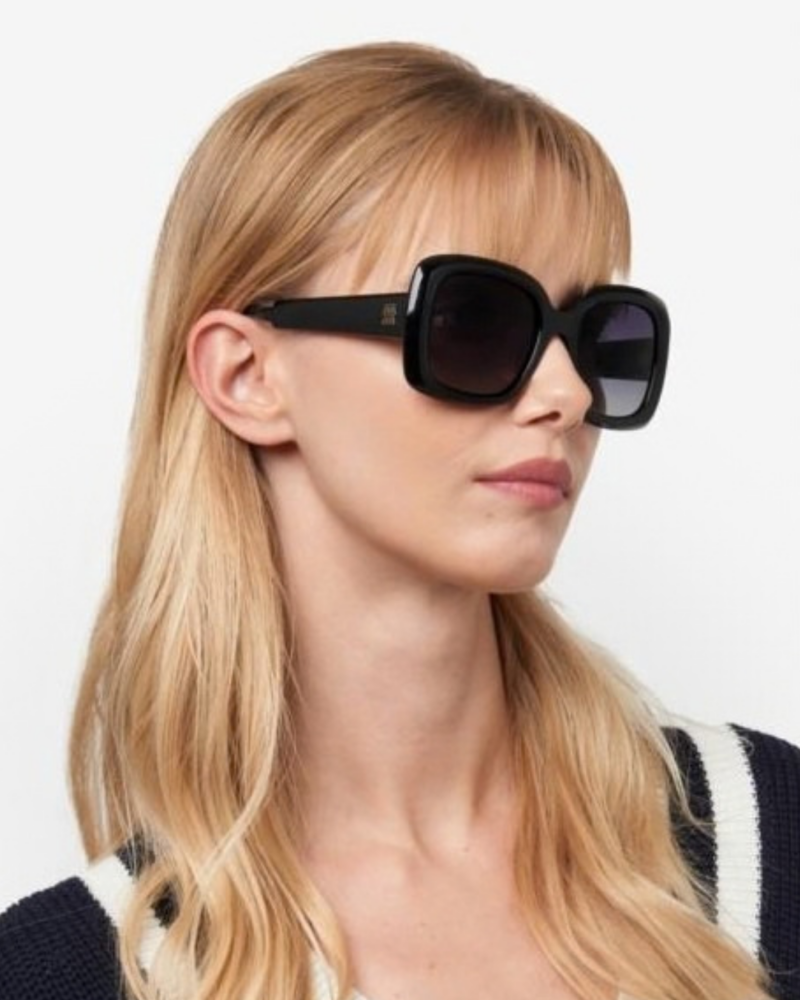 Mannequin femme portant les lunettes de soleil carrées noires oversize Tommy Hilfiger TH 2208/S 8079O