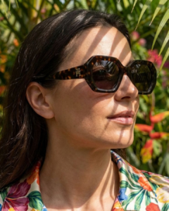 Femme portant les lunettes de soleil géométriques écaille Tommy Hilfiger TH 2155/S