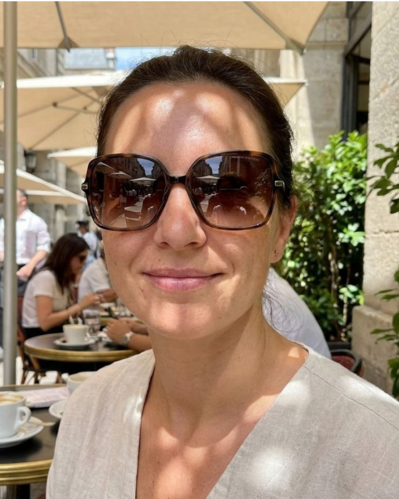 Rendu visage femme avec lunettes de soleil carrées oversize Tommy Hilfiger TH2220/S verres dégradés