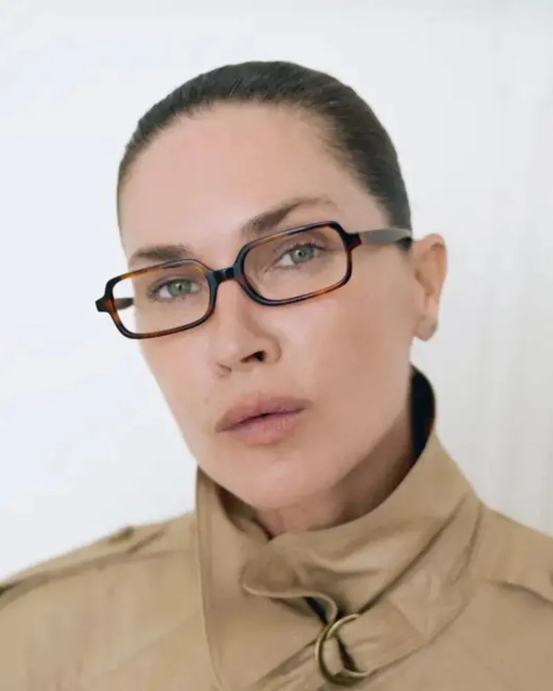 Femme portant les lunettes de vue GIGI STUDIOS Edith écaille brun ambré — AZZABI OPTIC Tunisie
