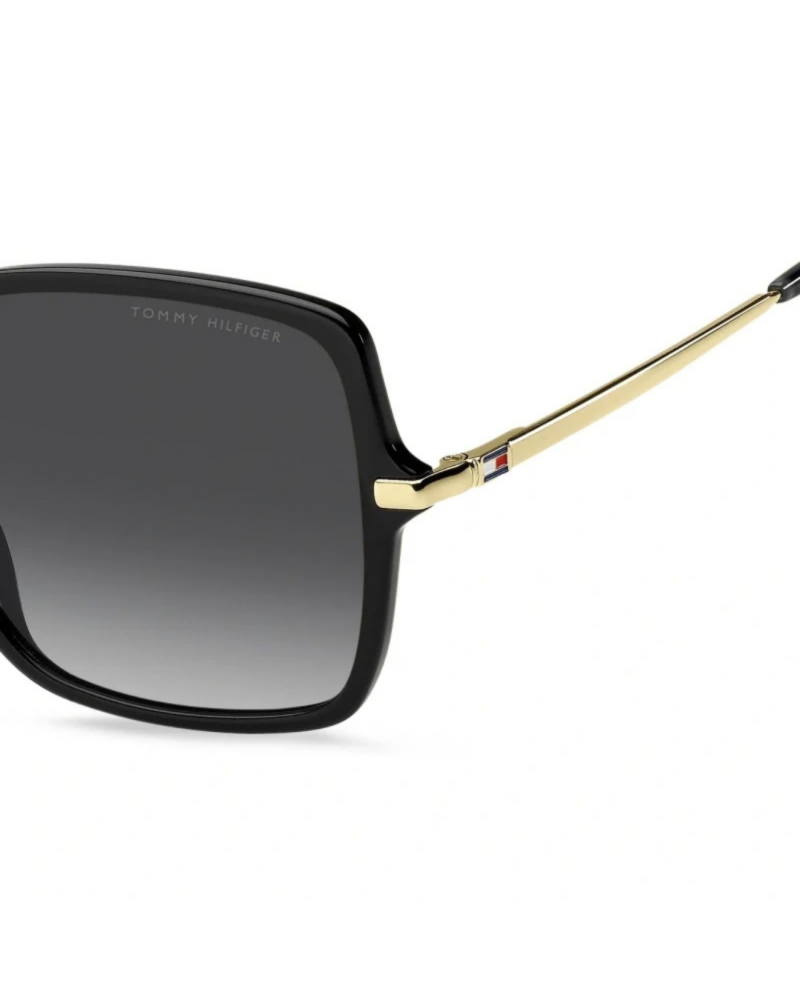 Gros plan branche dorée et signature drapeau Tommy Hilfiger sur monture noire TH2220/S