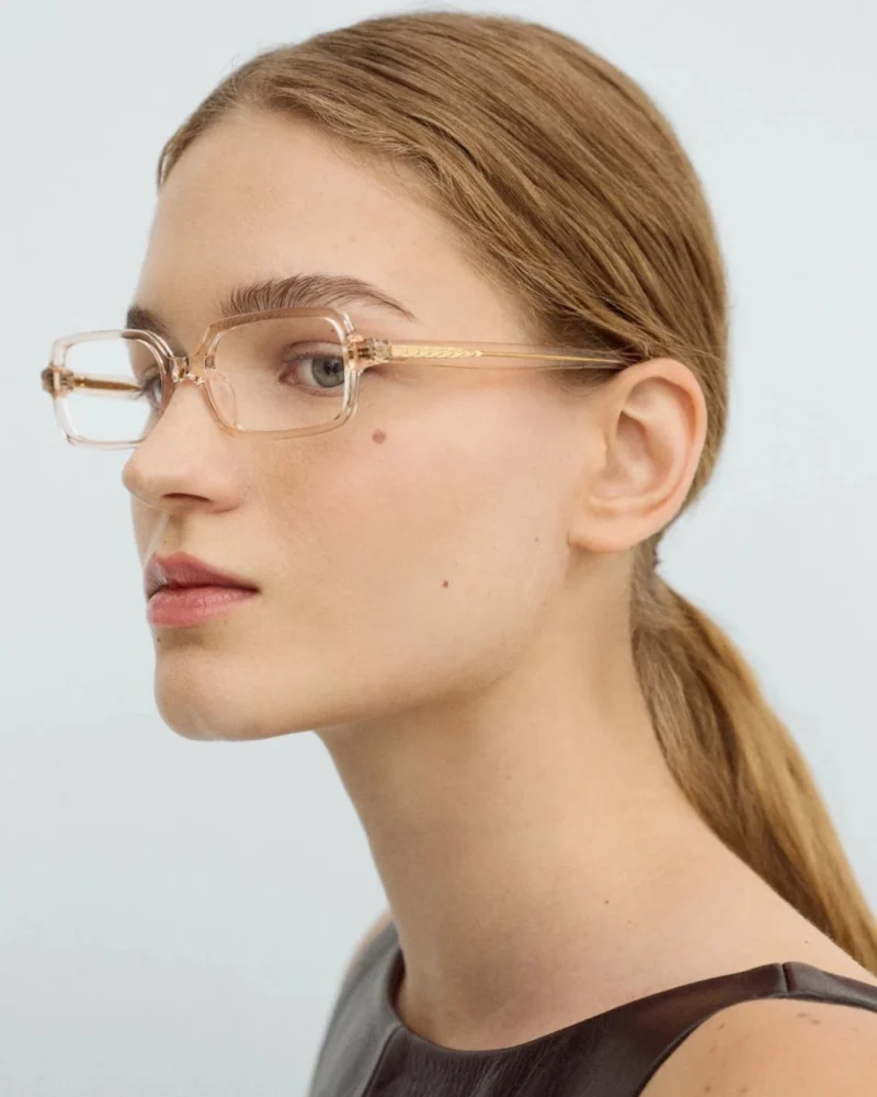 Détail branche ciselée dorée des lunettes de vue GIGI STUDIOS Edith portées de profil — AZZABI OPTIC