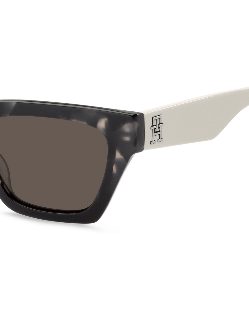 Gros plan sur la charnière et le logo monogramme métallique TH des lunettes Tommy Hilfiger TH 2101/S