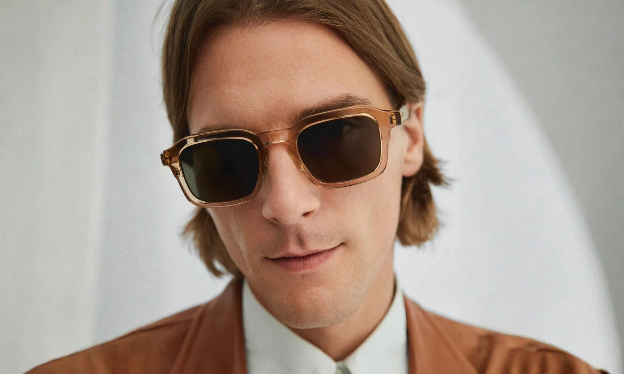 Modèle portant les lunettes de soleil GIGI STUDIOS GS7014 JONAS en acétate beige cristal
