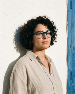 Femme portant la monture optique pantos BERGAMOT Punch en acétate bleu océan dégradé.
